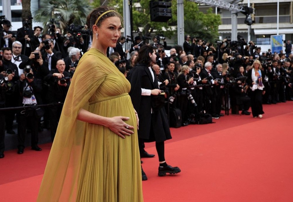 Karnı burnunda Karlie Kloss Cannes Film Festivali galasında - 7