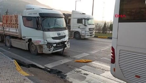 TIR, cezaevi servis aracına çarptı: Yaralılar var