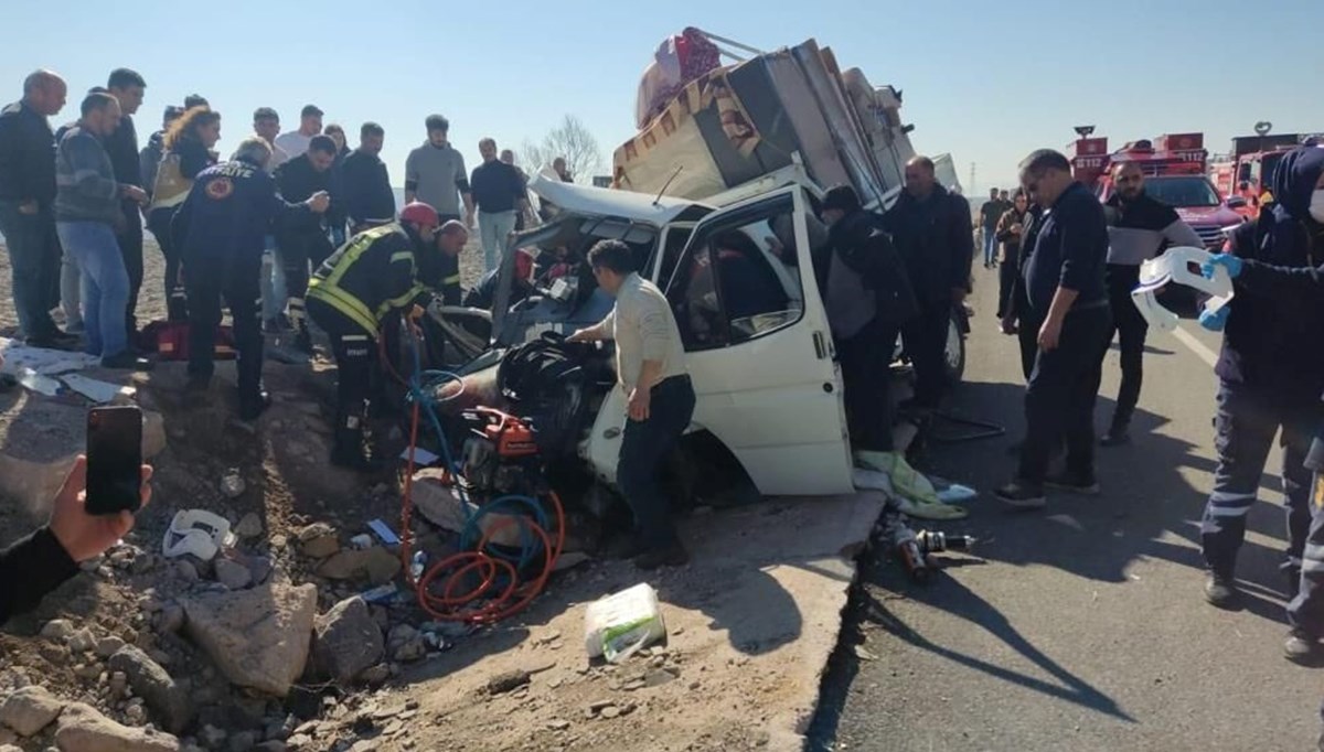 Tekeri patlayan kamyonette can pazarı: 6 yaralı Tekeri patlayan kamyonette can pazarı: 6 yaralı