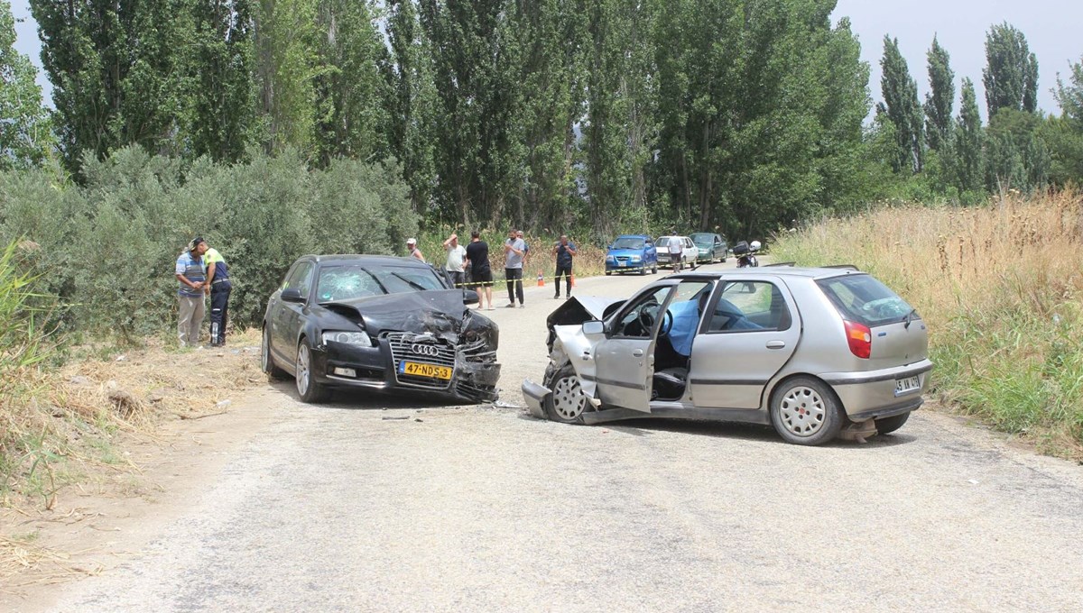 İki otomobilin çarpıştığı kazada evli çift öldü