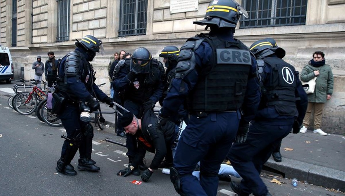 Fransa'da polis, genci tokatladı