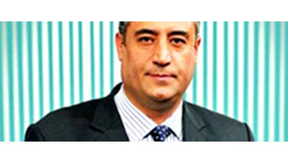 AKP'de 'Gül'cüler ayıklandı, CHP sağa kırdı