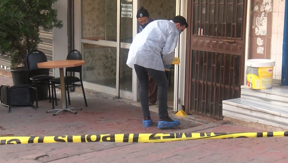 Bekçi bıçaklı saldırganı ayağından vurdu