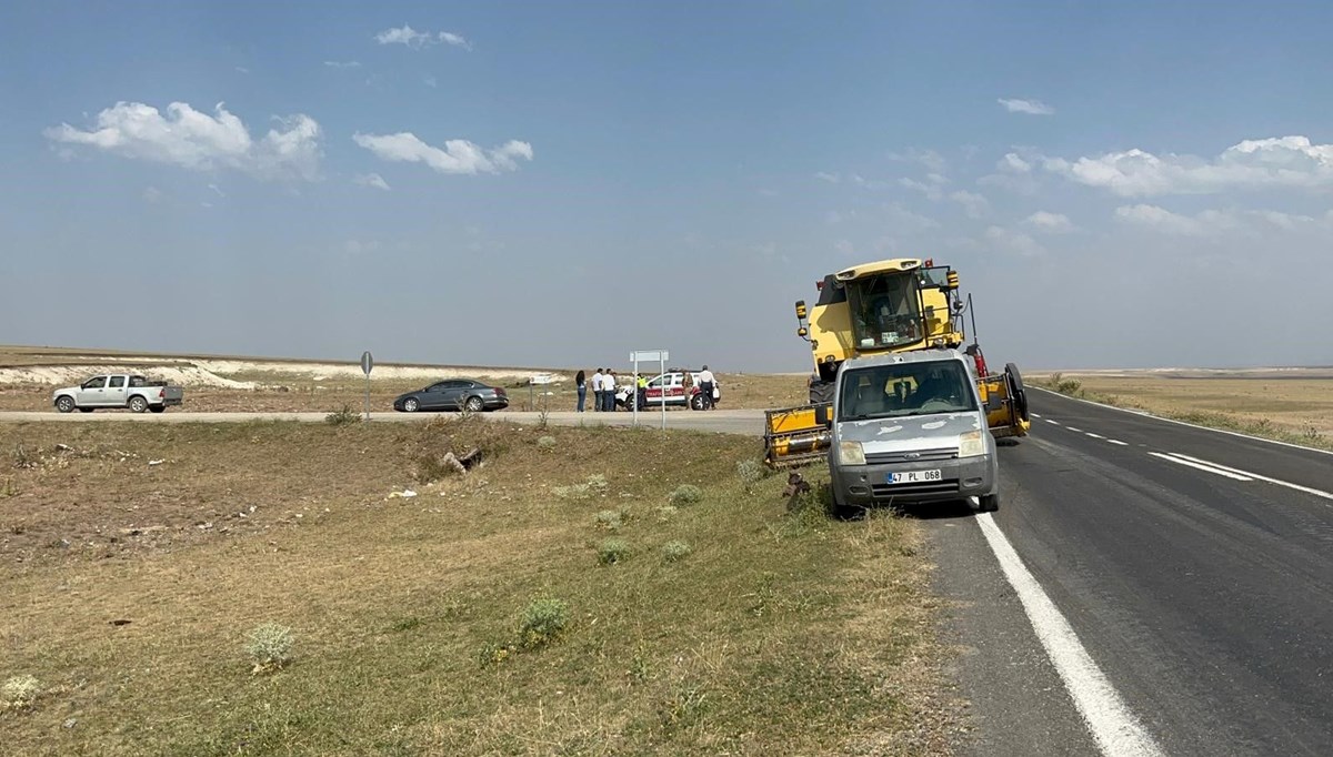 Kars'ta traktör ile otomobil çarpıştı