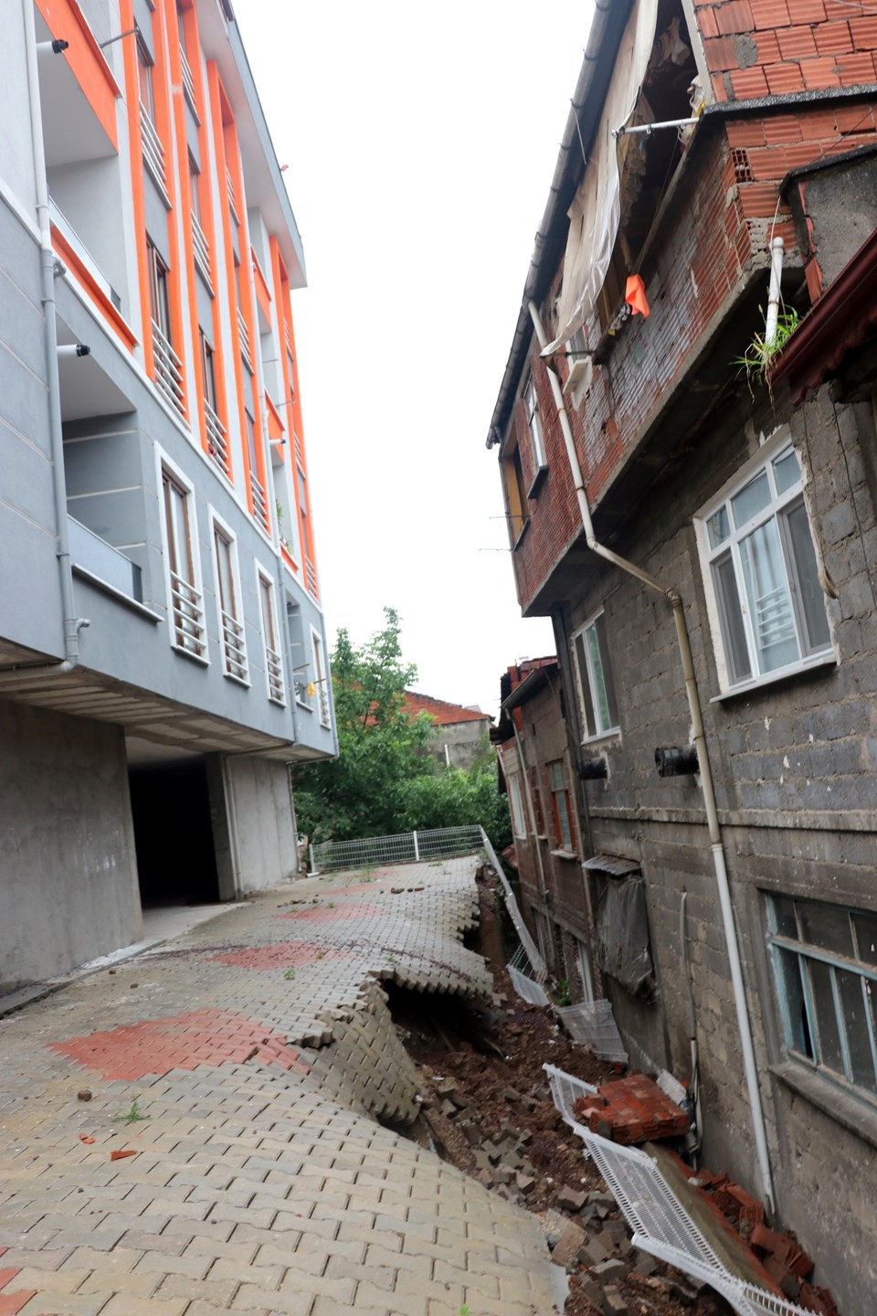 İstinat duvarı çöken bina nedeniyle 23 daire boşaltıldı - 1
