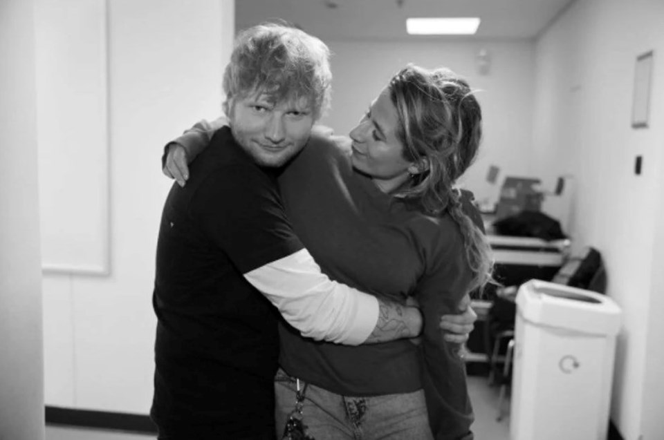 Ed Sheeran evinin bahçesine kendi mezarını kazdı - 1