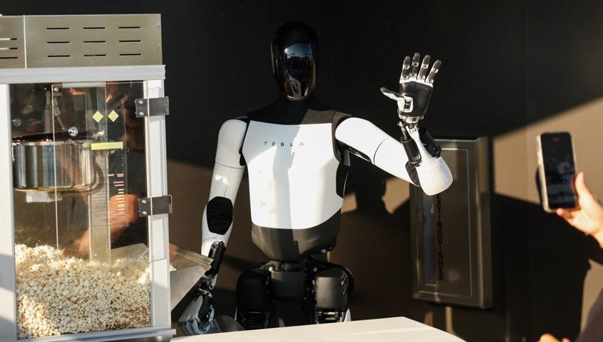 Tesla Diner açıldı, hayranlar saatlerce sıra bekledi