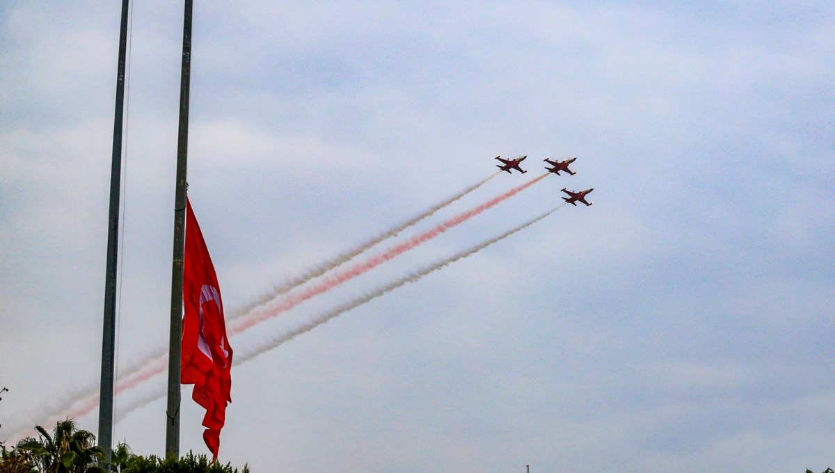 Türk Yıldızları’ndan Antalya’da Ata’ya saygı uçuşu Türk Yıldızları’ndan Antalya’da Ata’ya saygı uçuşu
