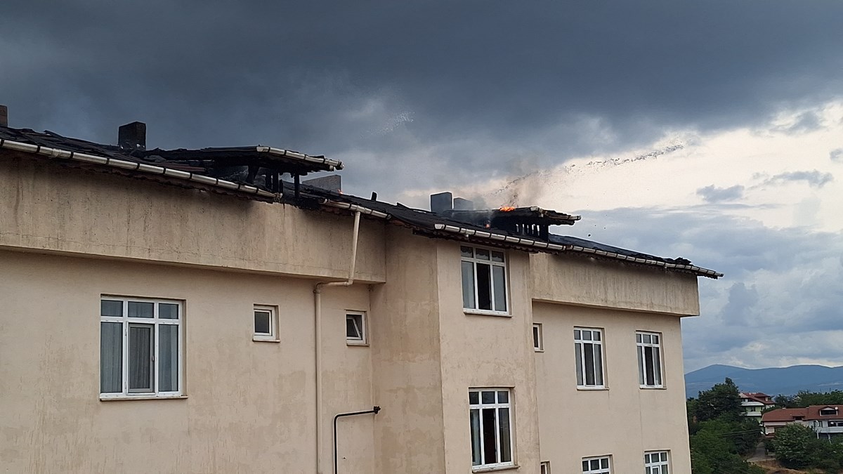 Yurt lojmanında korku dolu anlar: Yangın kısa sürede büyüdü