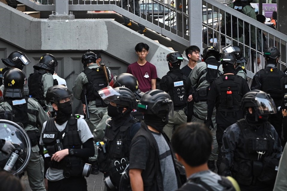 Hong Kong'da protestocular metro istasyonlarına saldırdı - 1