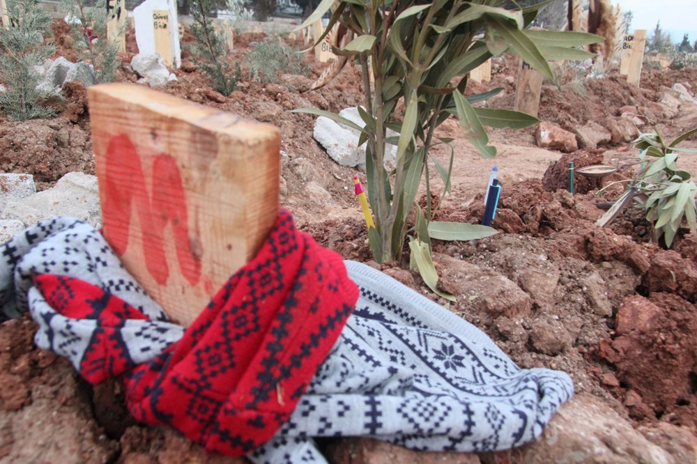 Depremde ölenlerin yarım kalan hikayeleri mezarlara yansıdı - 9