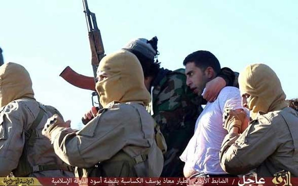 Ürdünlü pilotun IŞİD militanları tarafından yakalanıdğı anın fotoğrafları sosyal meydayada paylaşıldı. 

