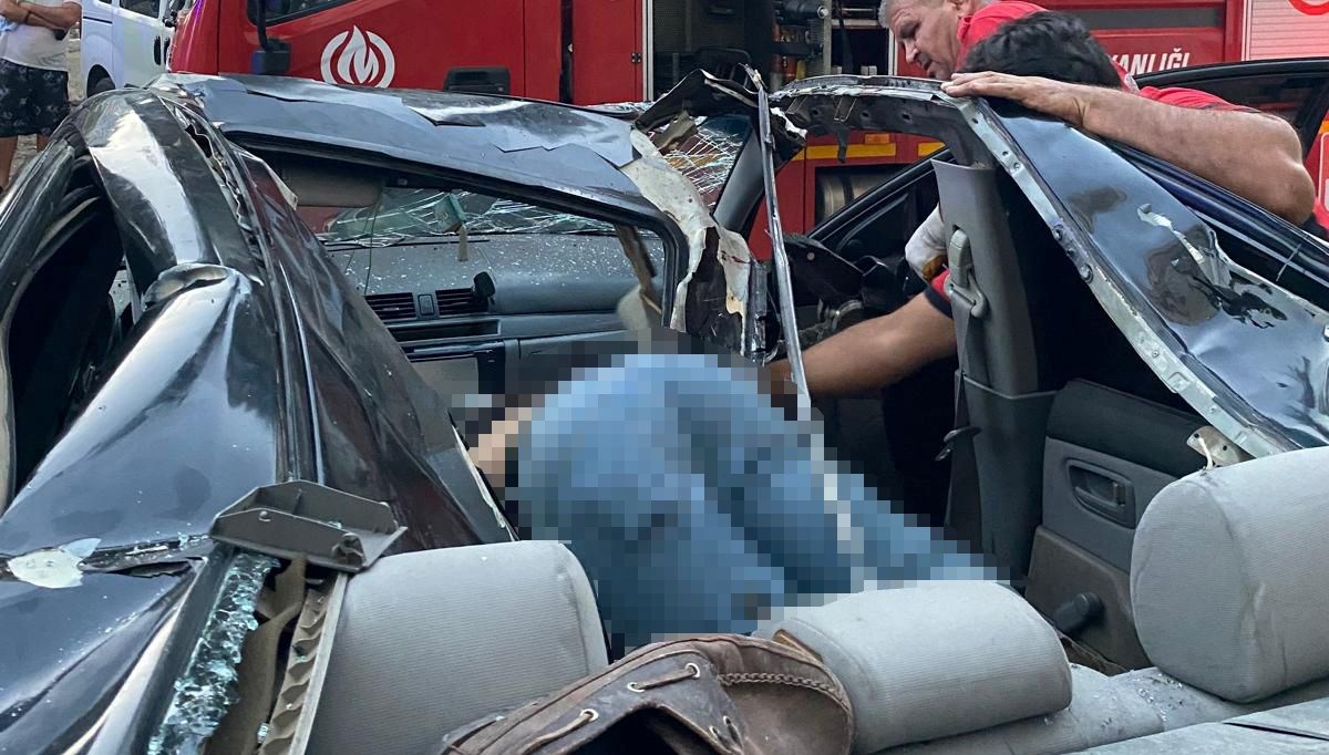 Mersin’de korkunç olay: 21’inci kattan arabanın üzerine düştü Mersin’de korkunç olay: 21’inci kattan arabanın üzerine düştü