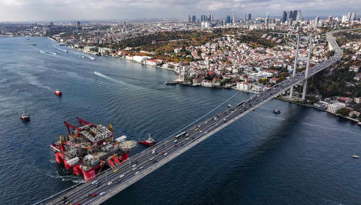 Dev petrol platformu İstanbul Boğazı'nda geçti Dev petrol platformu İstanbul Boğazı'nda geçti