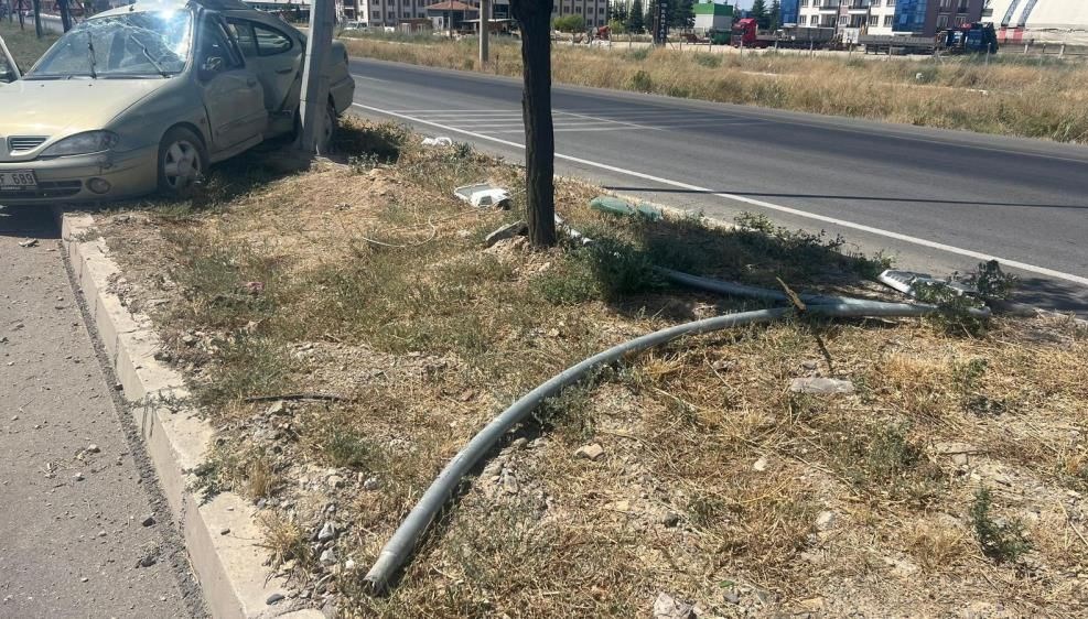 Afyonkarahisar'da TIR, otomobile çarptı