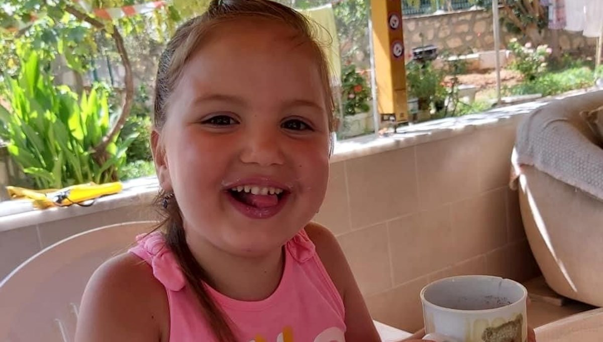 Okulda fenalaşan 7 yaşındaki Lara hayatını kaybetti Okulda fenalaşan 7 yaşındaki Lara hayatını kaybetti