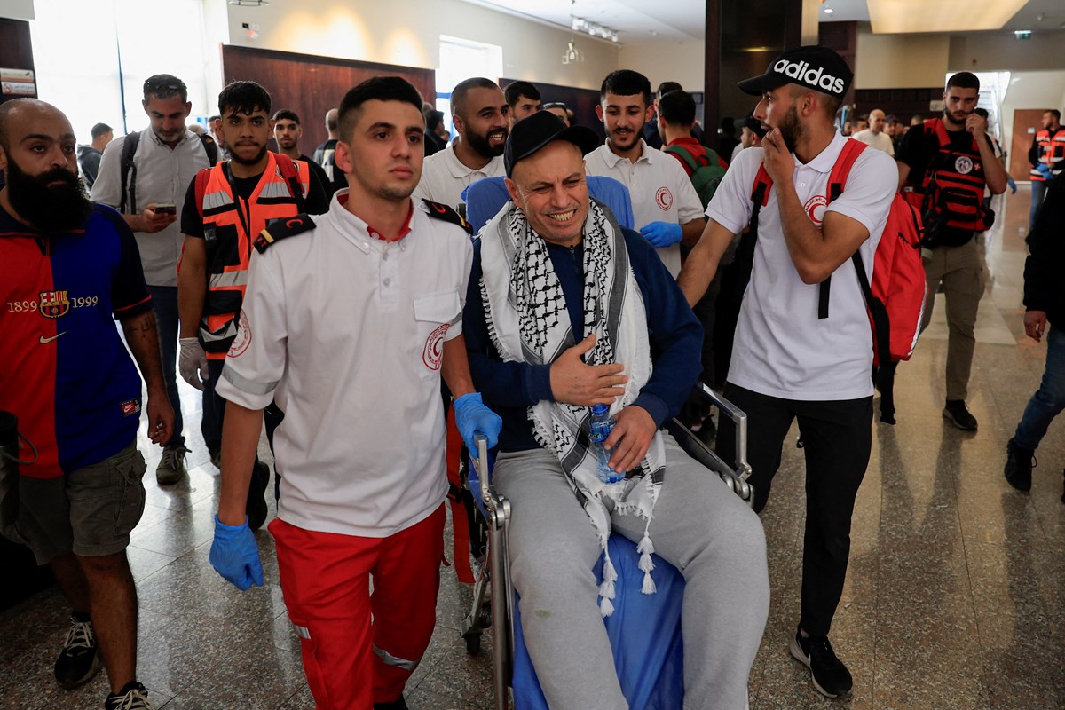 Serbest bırakılan Filistinlilerden bazıları hastanelere götürüldü.