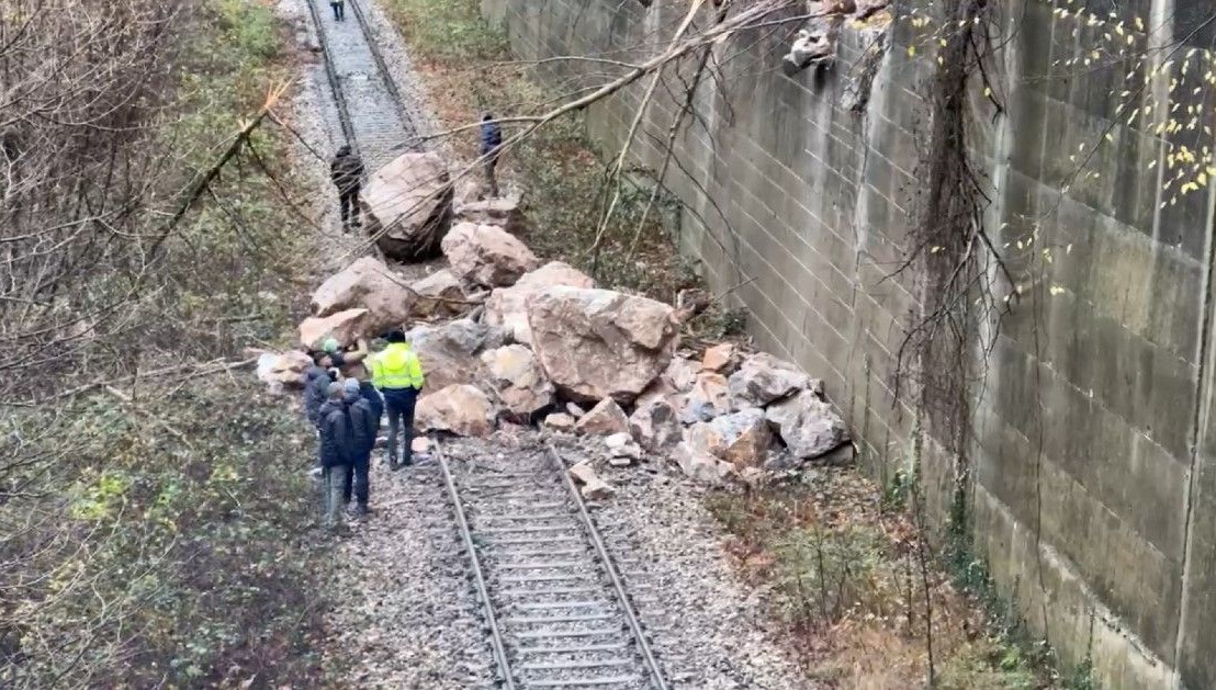 Heyelan nedeniyle demir yolu ulaşıma kapandı