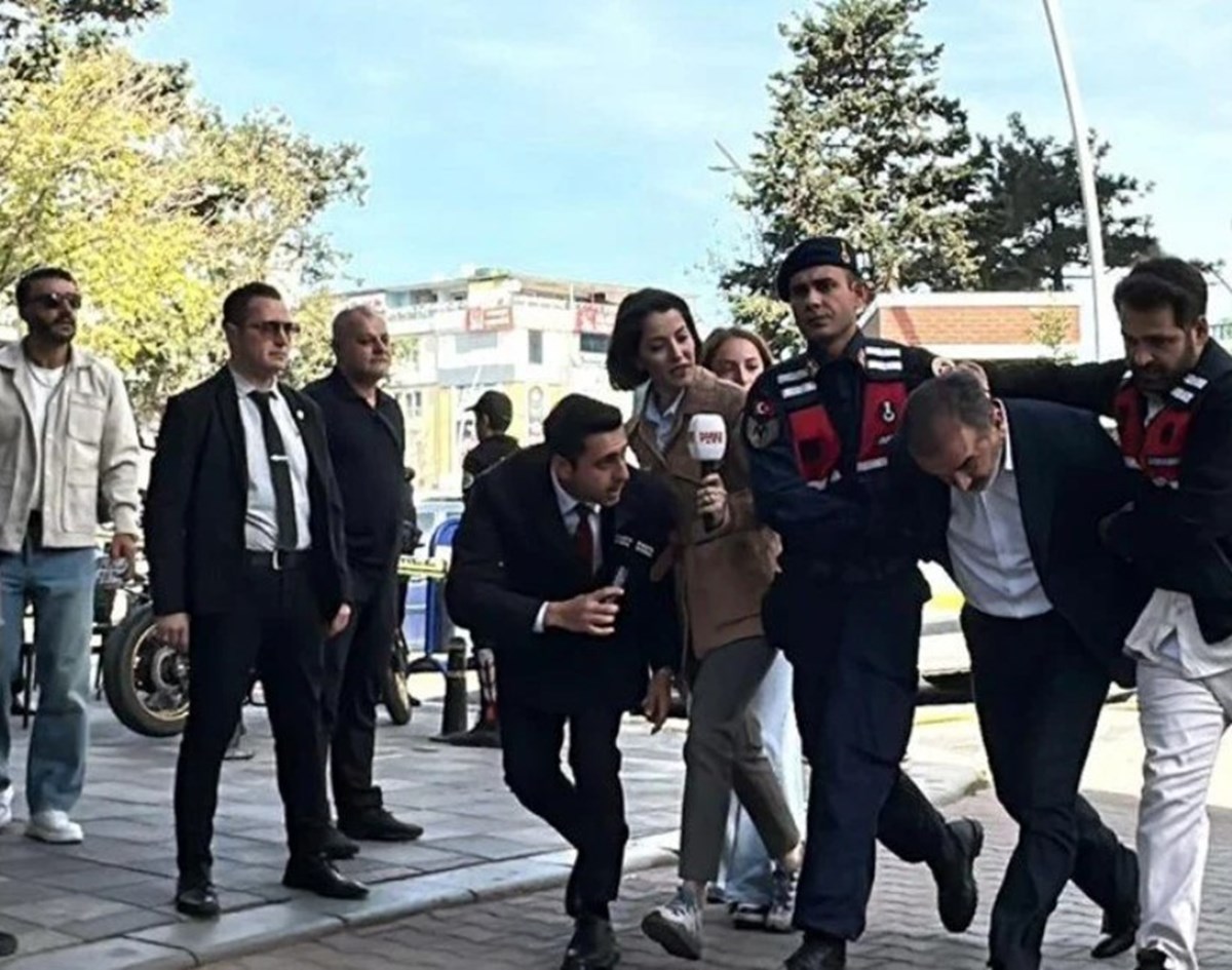 Savcı kendisini makamında tehdit edenleri böyle izledi, ters kelepçeli geçit yaptırmıştı. Savcı kendisini makamında tehdit edenleri böyle izledi, ters kelepçeli geçit yaptırmıştı.