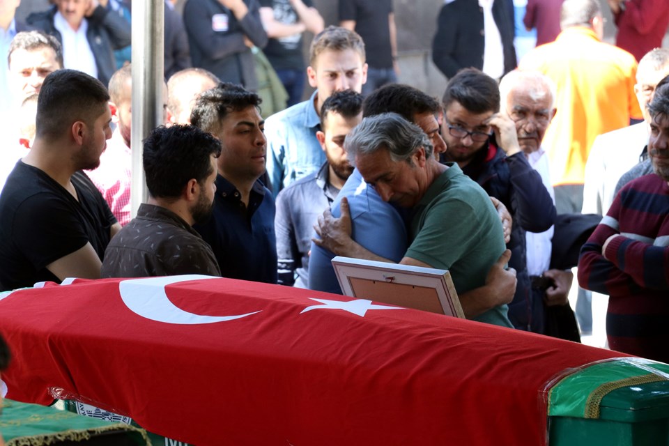 Eskişehir'de üniversite saldırısında ölen akademisyenlere veda (Cenaze namazını babası kıldırdı) - 3