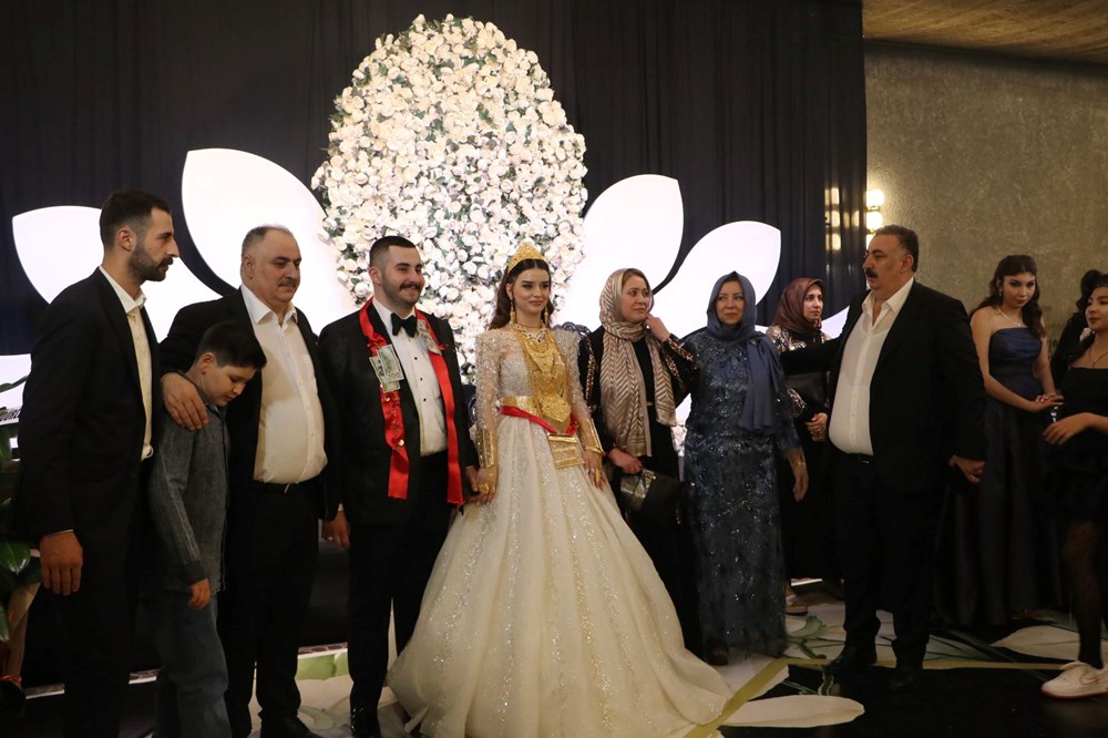 Düğünde dolarlar havada uçuştu: Geline 7 kilo altın takıldı - 6