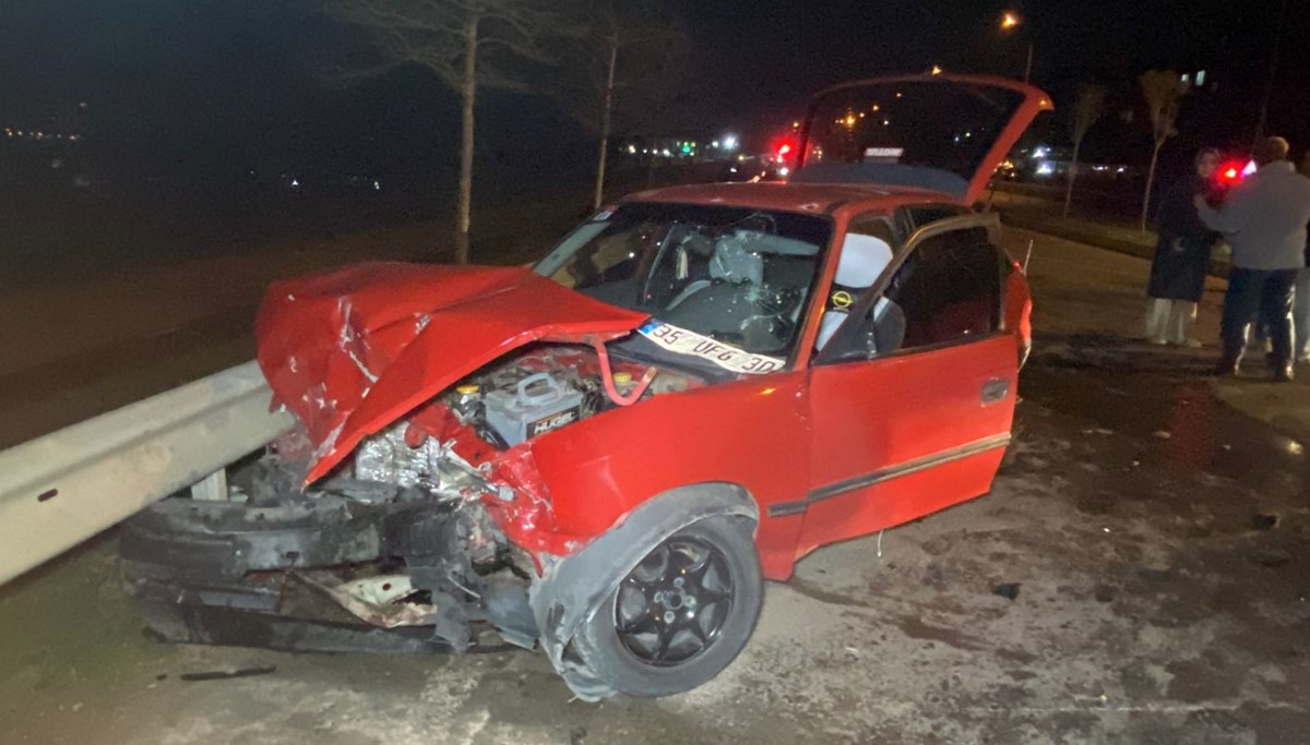 İzmit'te üç araçlı zincirleme trafik kazası: 4 yaralı İzmit'te üç araçlı zincirleme trafik kazası: 4 yaralı