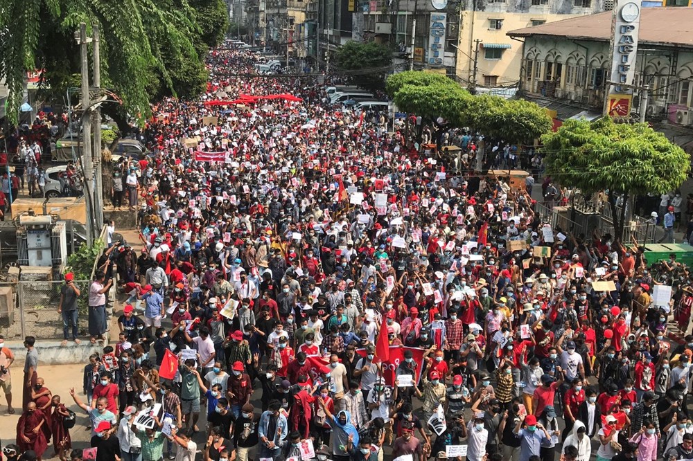 Myanmar'da on binlerce kişi cuntaya meydan okudu - 12