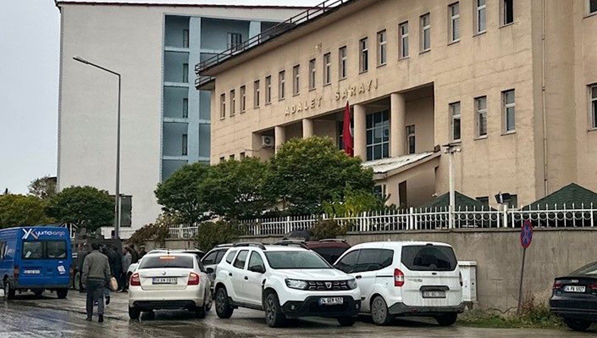Yüksekova'da evrakta sahtecilik operasyonu: Gözaltına alınan 16 kişiden 5'i tutuklandı Yüksekova'da evrakta sahtecilik operasyonu: Gözaltına alınan 16 kişiden 5'i tutuklandı
