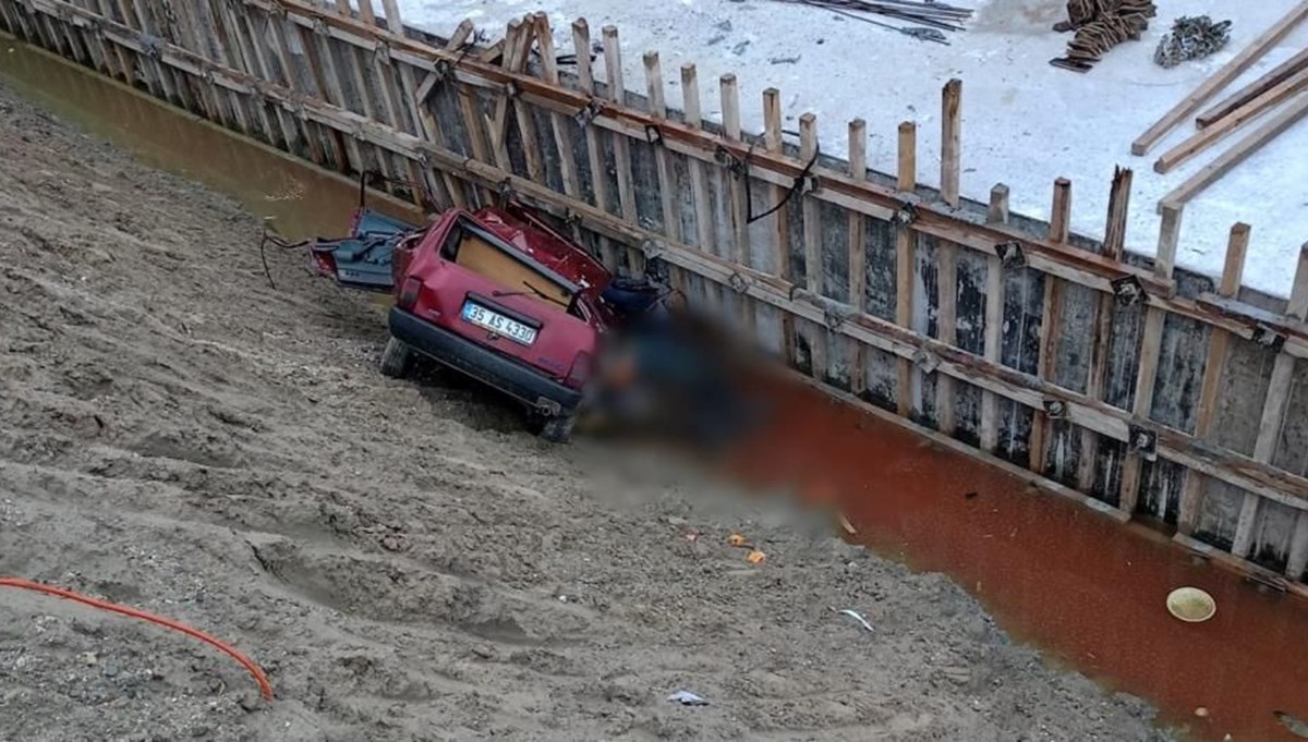 Otomobil, otoyol inşaatı viyadük temeline uçtu: 3 ölü Otomobil, otoyol inşaatı viyadük temeline uçtu: 3 ölü