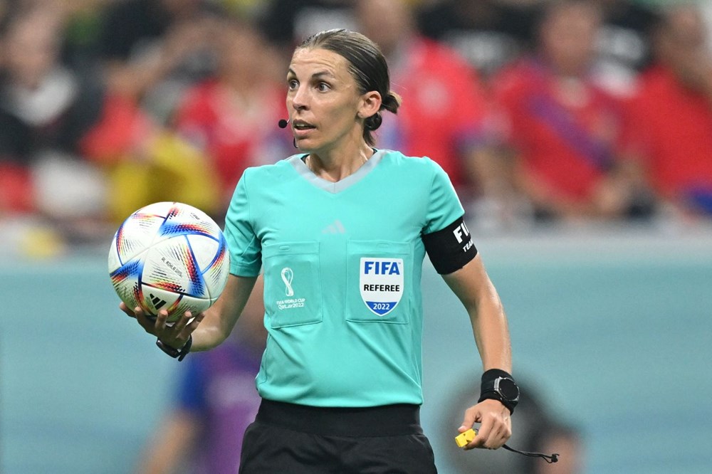 Dünya Kupası'nda ilk kez bir kadın hakem maç yönetti - 5