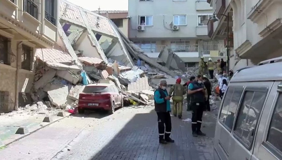 SON DAKİKA HABERİ: Zeytinburnu'nda boşaltılan 5 katlı bina çöktü