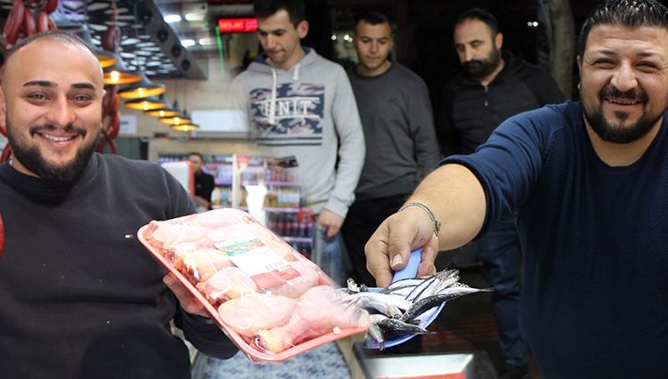 Balıkçı ve kasabın indirim yarışı: Renkli görüntülere sahne oldu
