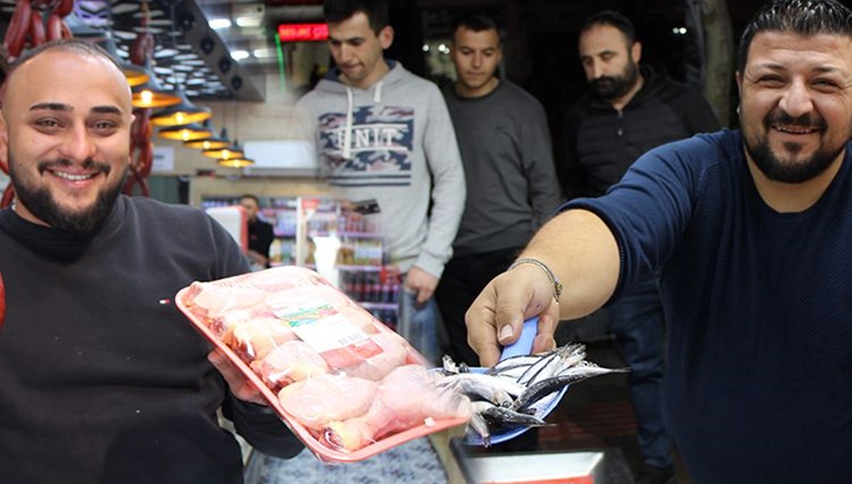 Balıkçı ve kasabın indirim yarışı: Renkli görüntülere sahne oldu Balıkçı ve kasabın indirim yarışı: Renkli görüntülere sahne oldu