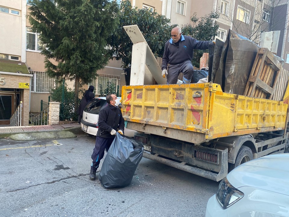 Beylikdüzü'nde çöp ev: Anne ve kızın evinden 30 poşet çöp çıktı - 1