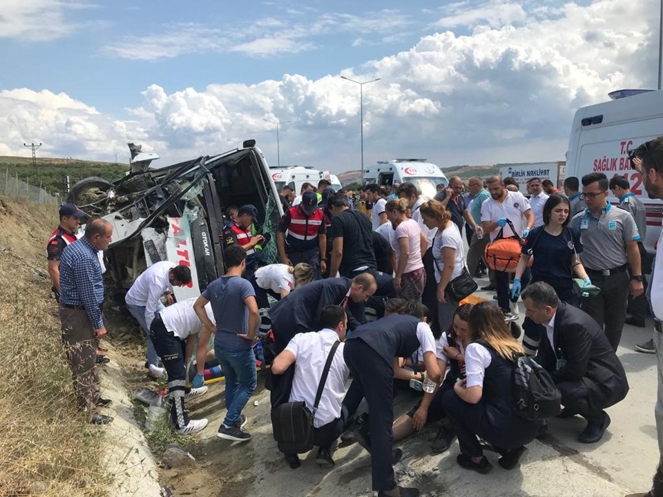 İstanbul'da midibüs devrildi (Çok sayıda yaralı var) - 2