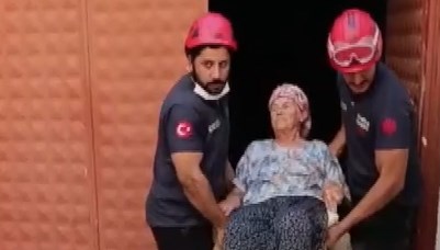 Tahliye çalışmasına katılan ekip alevlerin arasında kaldı