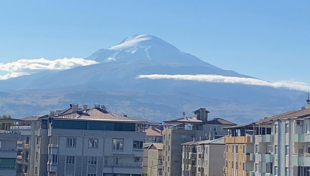 Gece boyunca kar yağdı, Ağrı Dağı'nın zirvesi yeni güne bembeyaz başladı