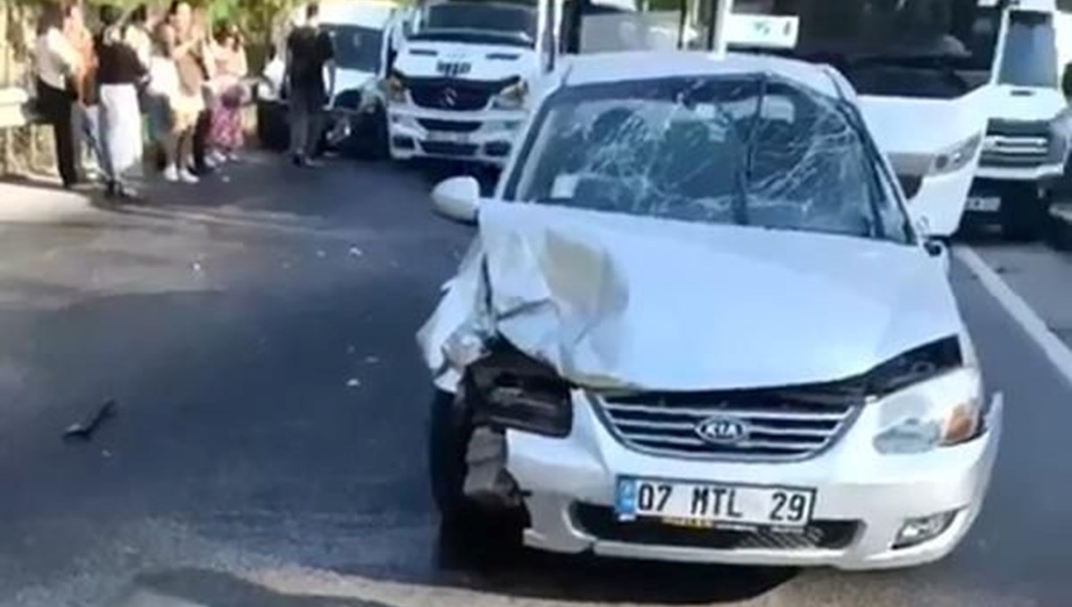 Antalya'da 12 aracın karıştığı zincirleme kaza Antalya'da 12 aracın karıştığı zincirleme kaza