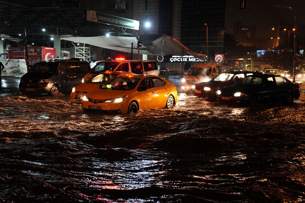 Ankara'da sağanak ve dolu: Araçlar yolda kaldı, ev ve işyerlerini su bastı - 10