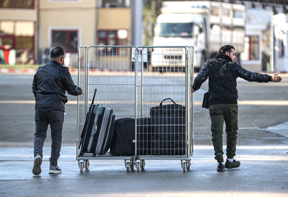 Suriyelilerin
ülkelerine dönüşü için yeni adım: Arabalar ve ziynet eşyalarının sınırdan geçişine
kolaylık - 3