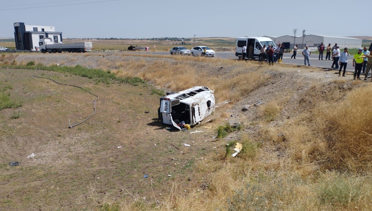 Yolcu minibüsü ile kamyonet çarpıştı: 6'sı çocuk 14 yaralı