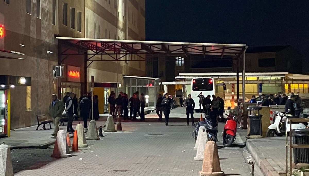 Gaziosmanpaşa'da hastane bahçesinde kavga: Havaya ateş açıldı Gaziosmanpaşa'da hastane bahçesinde kavga: Havaya ateş açıldı