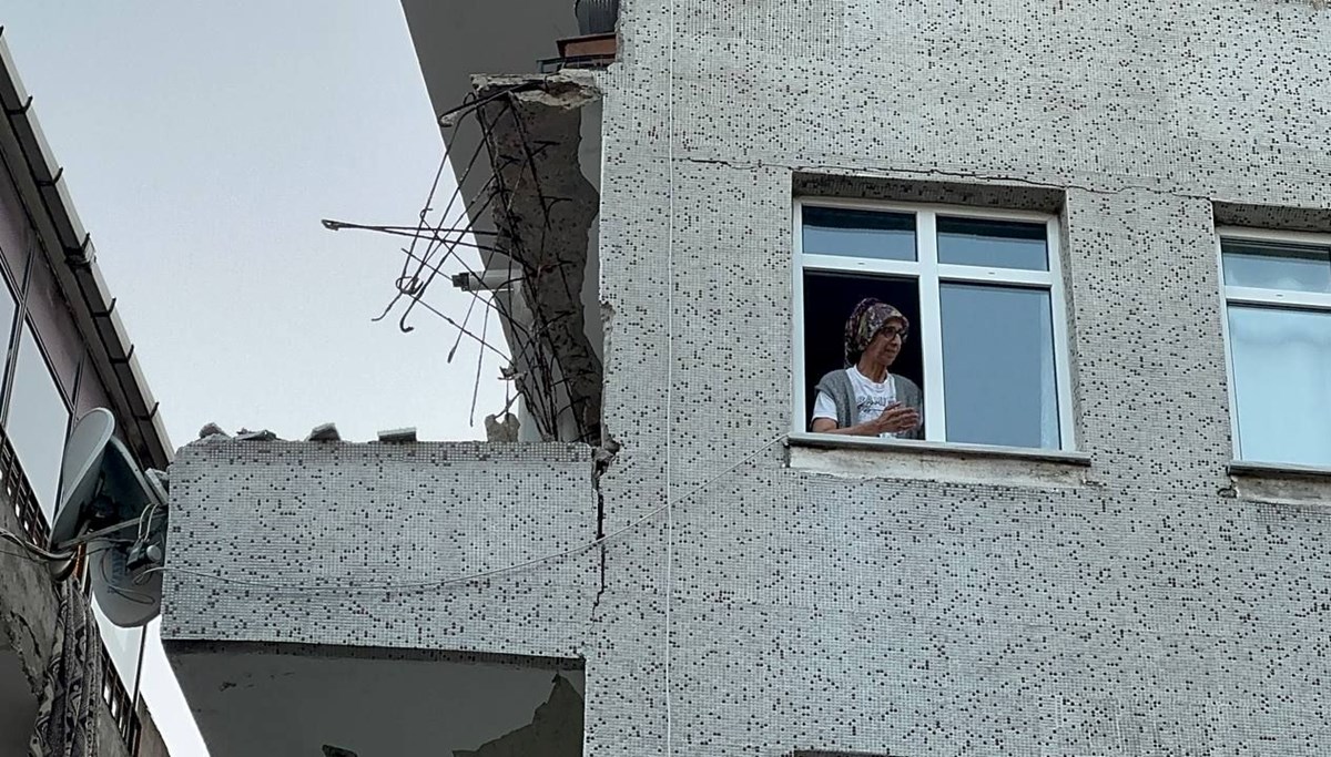 Güngören'de balkonu çöken 6 katlı apartman tahliye edilecek Güngören'de balkonu çöken 6 katlı apartman tahliye edilecek