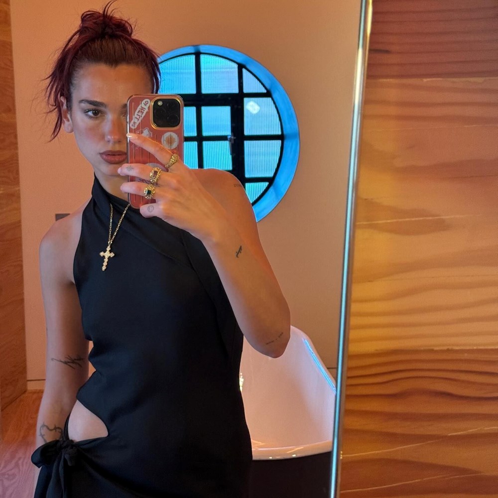 Dua Lipa evleniyor! Ünlü şarkıcı, Callum Turner ile nişanlandı - 9