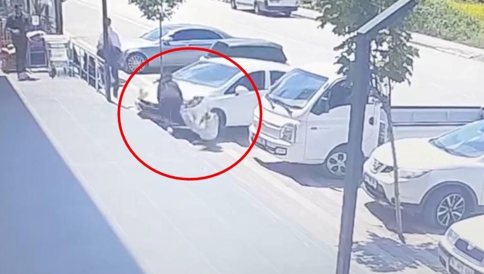 Aracını park etmek isterken öğrenciyi ezdi