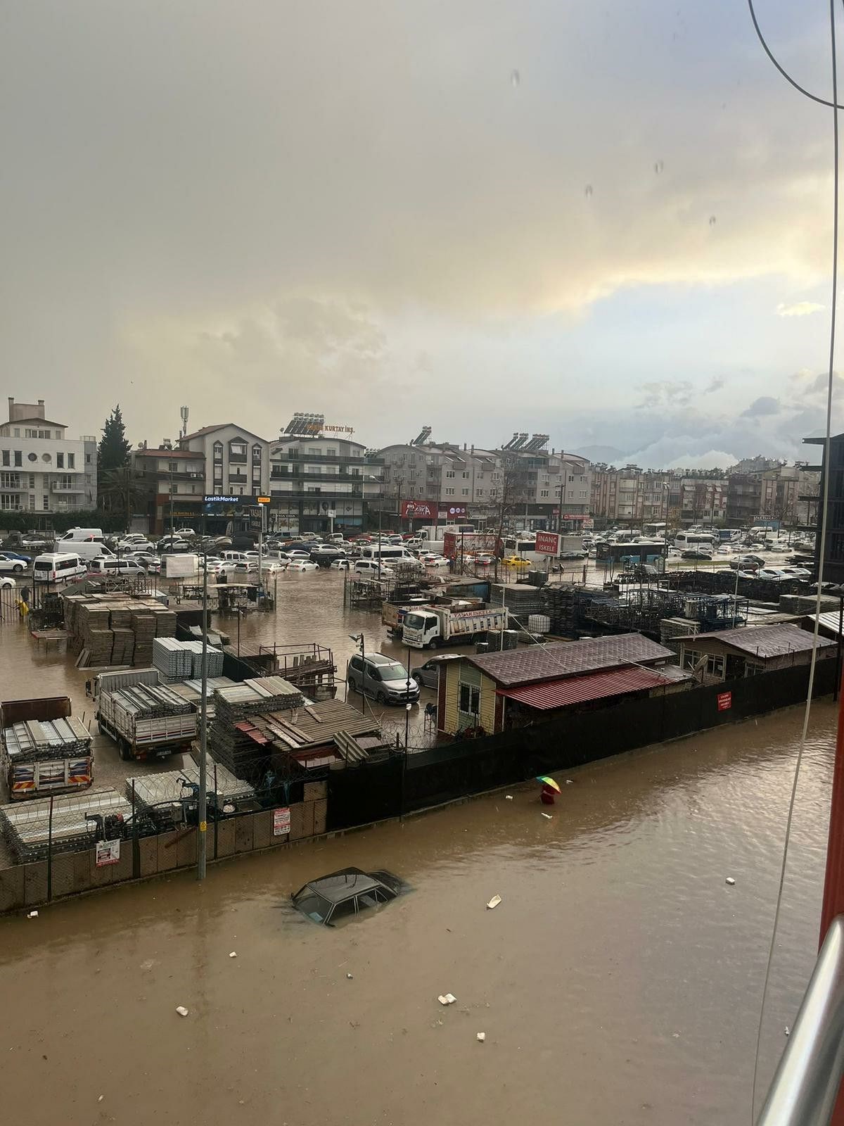 Antalya’yı sağanak ve hortum vurdu: 6 yaralı