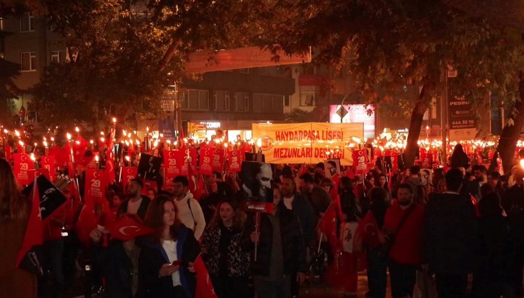 Bağdat Caddesi kırmızı beyaza büründü: Binlerce kişi Cumhuriyet Yürüyüşü'ne katıldı