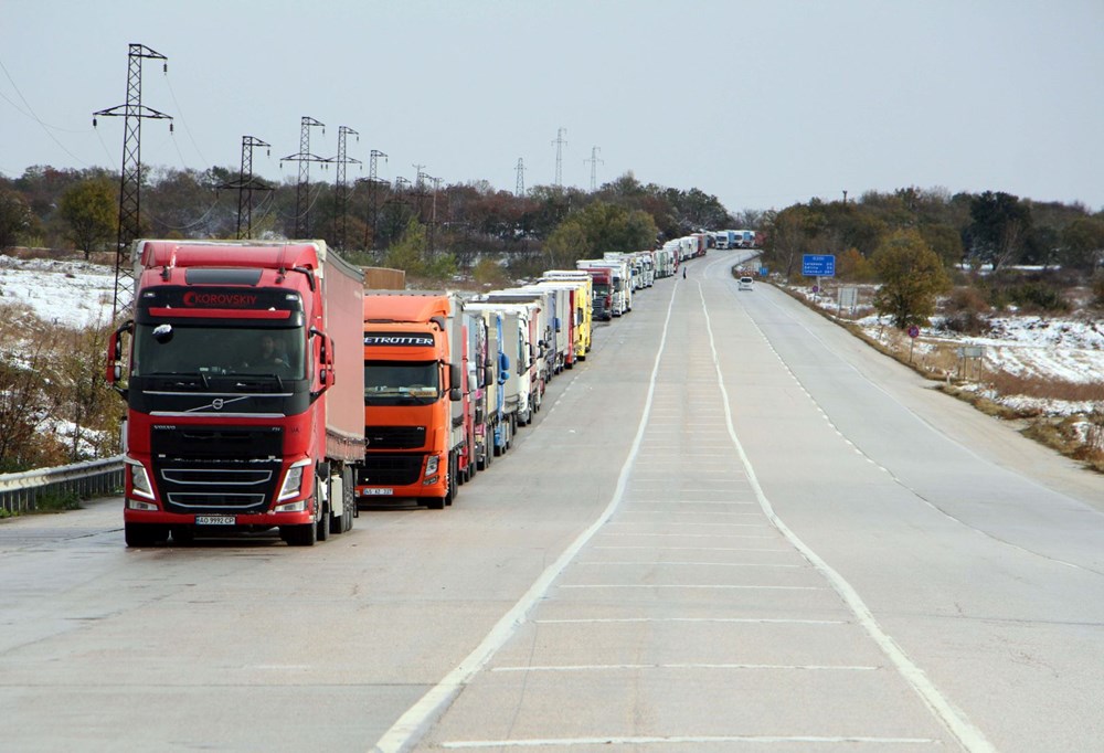 Balkanlar’da yoğun kar yolları kapattı, Edirne’de 20 kilometre kuyruk oluştu - 6