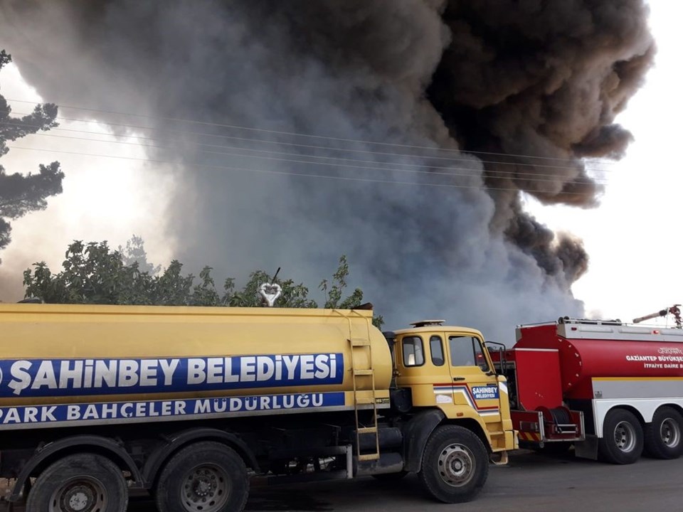 Gaziantep'te depoda çıkan yangın 6 saat sonra kontrol altına alındı - 1