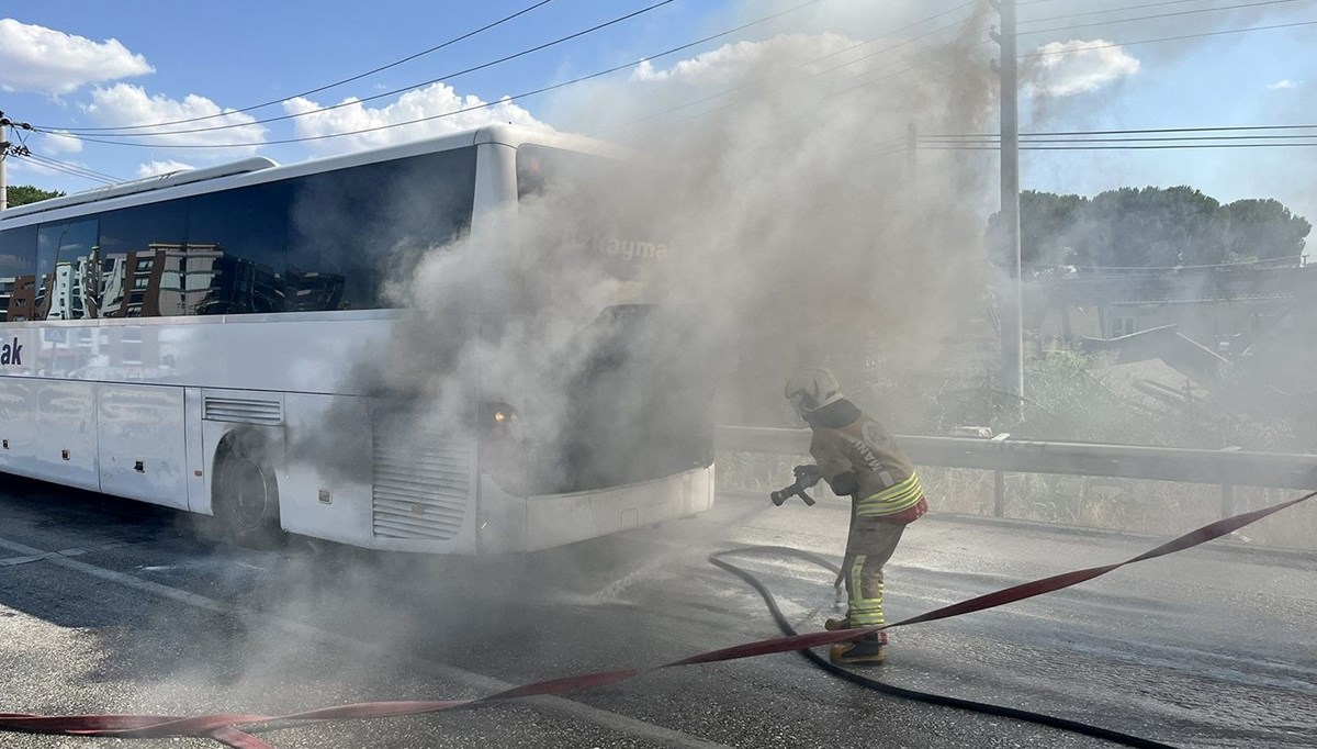 Manisa'da yolcu otobüsü alev aldı